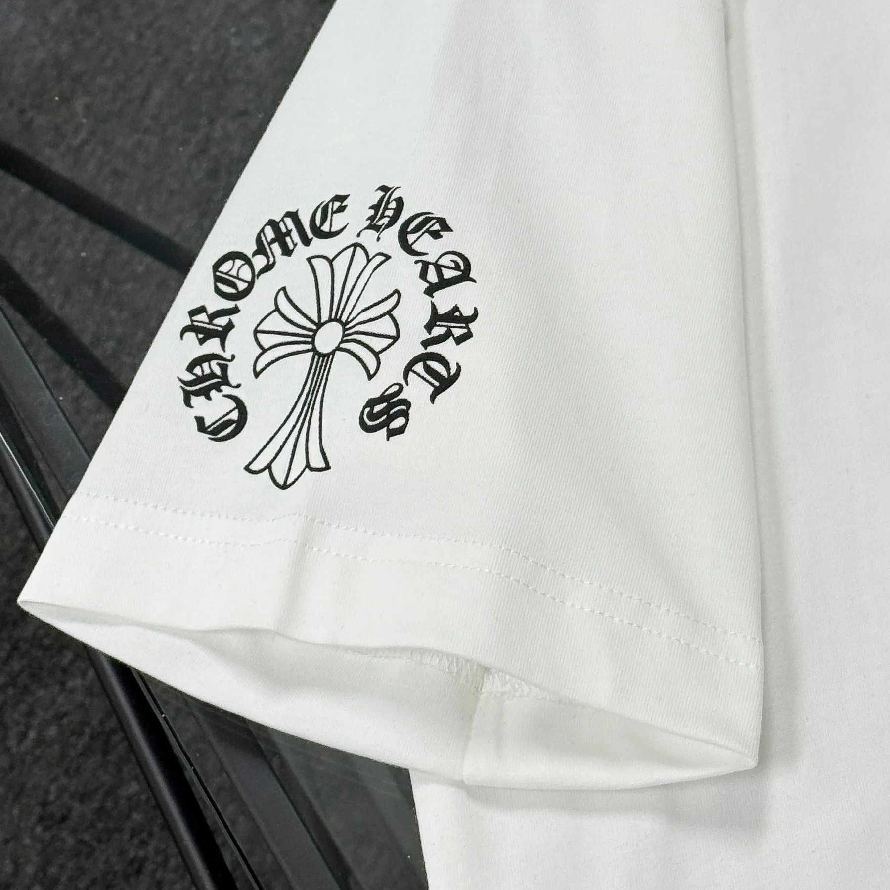 P170 Chrome Hearts 25 high-end versions. The fabric is made of 300 grams of high-density pure cotton. It does not deform or shrink. It has three labels. It is the same style for men and women. Technology: suede foaming + digital printing. Color: white, black. SIZE: S-XL.